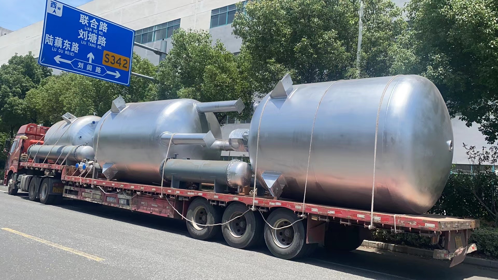 三臺不銹鋼反應釜，六臺列管冷凝器發(fā)往江西